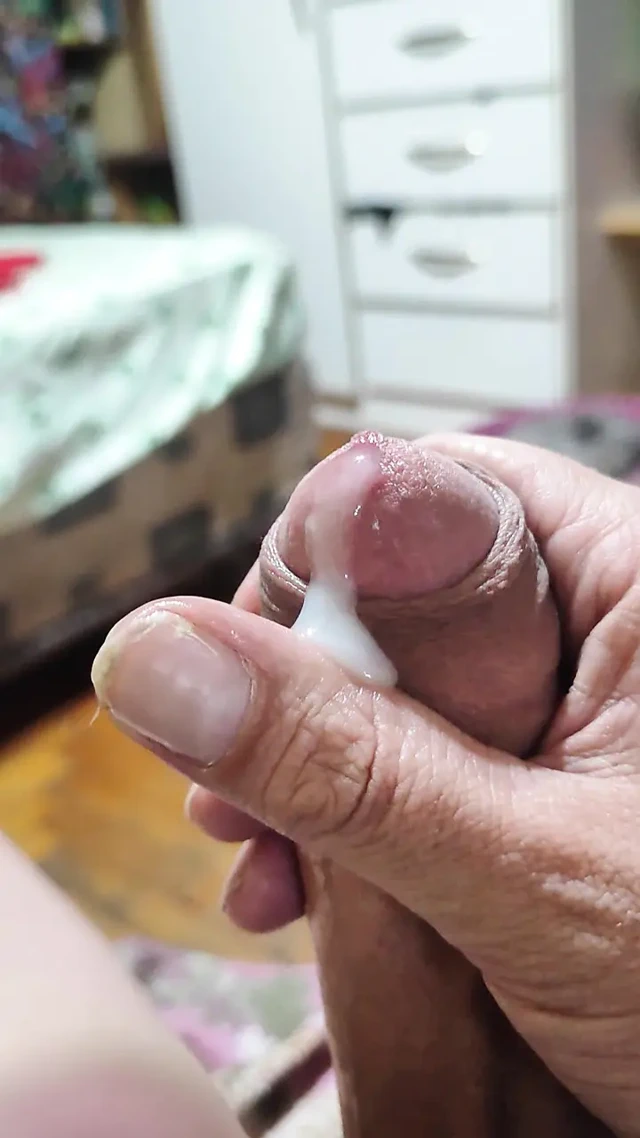 Mastürbasyon yapıyor ve büyük kremsi bolca transcum çekiyor