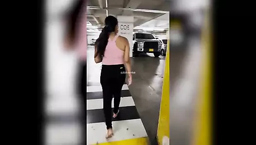 Bu bilinmeyen kıza otoparkta arabasını bulmasına yardım ettim ve bana nasıl teşekkür ettiğini hayal bile edemezsin!