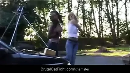 Araba yıkamada sert kız kavgası