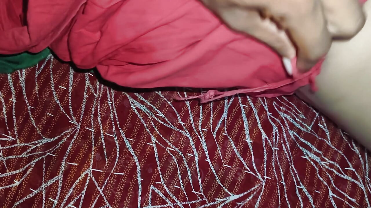 Hintli kız seksi üniversiteli yatak odasında sikişiyor