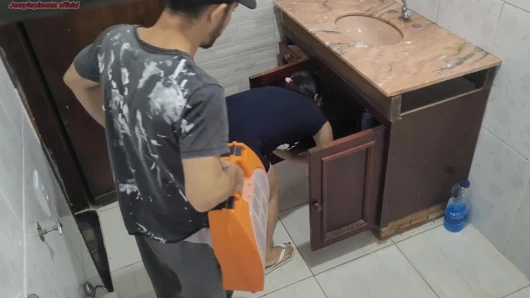 Karıma tesisatçıyla buluşması için güvendim, ona yaptığı saçmalıklara bak