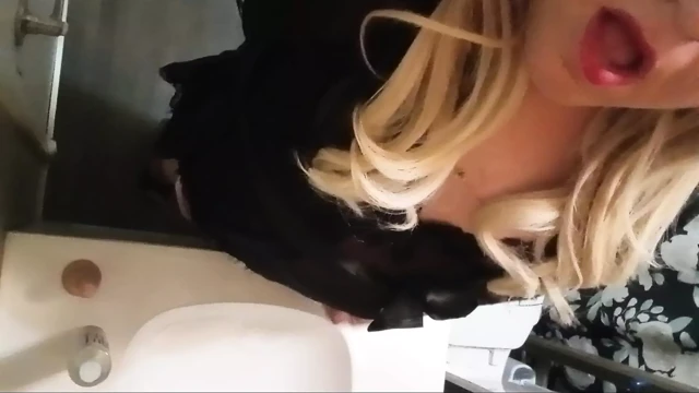 Kadın kılıklı kız Carrie banyoda sessizce mastürbasyon yapıyor