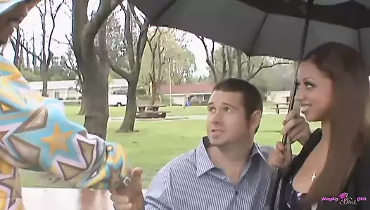 Koca zenci yarağı sürtük esmer kızına çok iyi bakarken itaatkar gavat izliyor