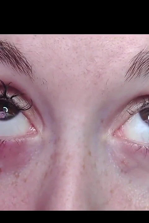 Mastürbasyon yaparken ve yüzler yaparken seni yakından izliyorum