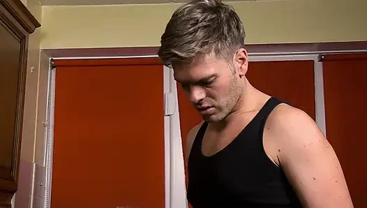 Büyük memeli sarışın bebek sikiliyor