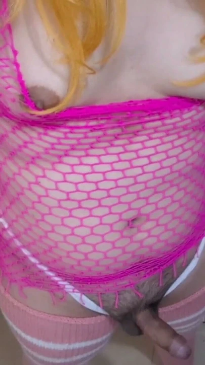 Sevimli Shemale Şişkin Meme Uçlarını Sağarak ve Sert Meme Tokatlayarak Kocaman Dildo ile | Klip 1
