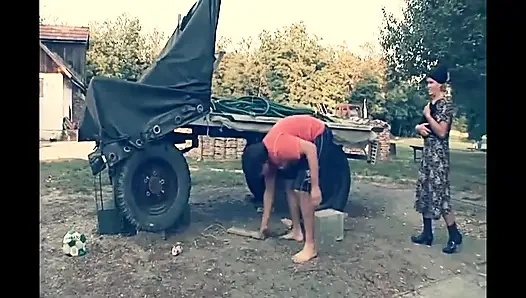 Büyük yaraklı torun traktörde nineyi sikiyor