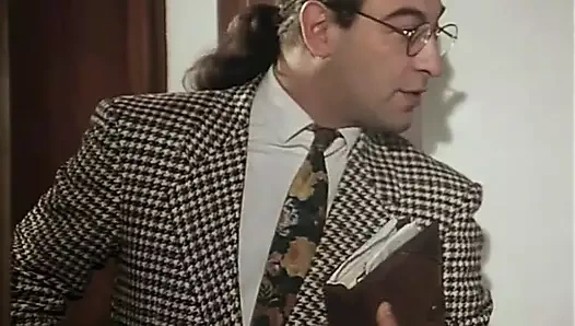 Bu kariyer orta yaşlı seksi kadın proje masasında mimar tarafından sikiliyor