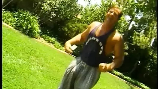 Havuzda yarak emiyor ve sikişiyor