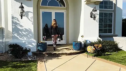 Titreyen amcığını esnetiyor