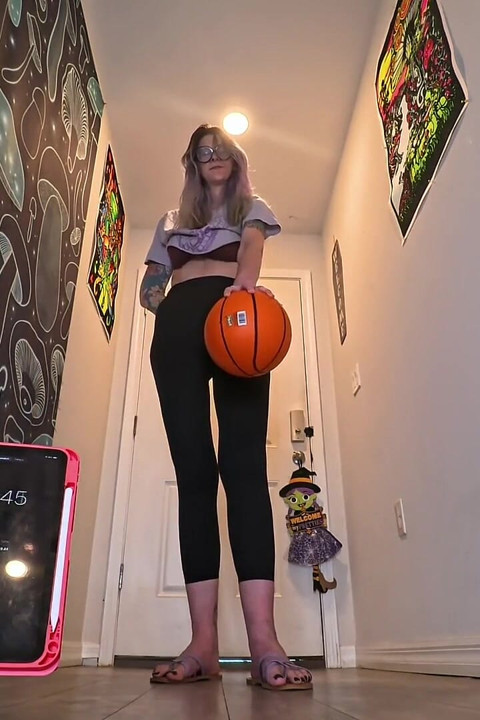 6'7 uzun boylu tanrıça tek elle basketbol meydan okuması bu büyük eller ne kadar domine edebilir?