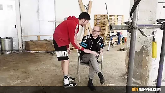 genç twink jakwy combe tormented üzerinde dick ile clothespins