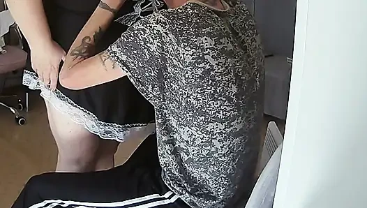 Hizmetçiye sikini yakıyor ve domaltarak sikiyor