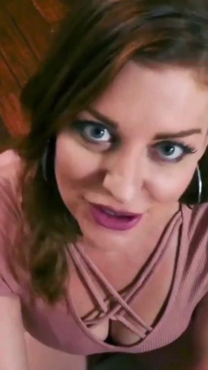 Iyi görünümlü milf ile büyük memeler kırlangıçlar bir sert horoz pov | Klip 1