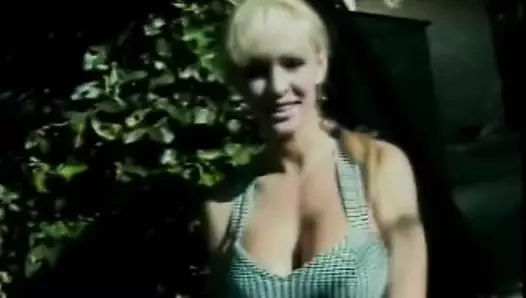 Amcık seven sarışın kız arkadaşının ıslak amını parmaklıyor ve yalıyor