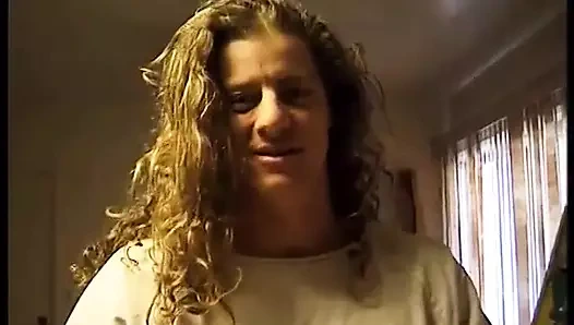 Seksi sarışın piliç iki sert yarak aldıktan sonra ateşli bir şekilde yüzüne boşalıyor