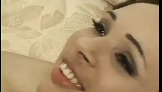 Azgın adam seksi bebeği yatakta sert sikiyor