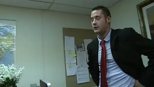 Ofis kızı asistan patronu tarafından sikiliyor