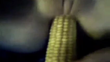 Simone Webcam Schlampe fickt mit Maiskolben