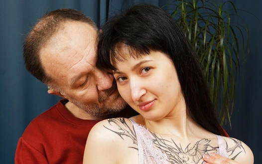 Yaramaz genç kızın sert götü dede tarafından sikiliyor