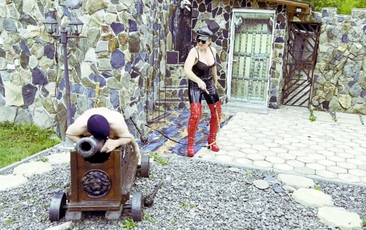 Acımasız Macar tek kuyruklu kırbaçlama - top üzerinde parçalar halinde kırbaçlandı