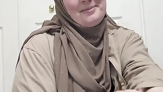 Tesettürümü açık bırakıyorum ama kıyafetlerimin geri kalanını çıkarıyorum