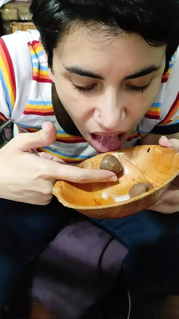 Quickie! Yemeğe boşal! Bakış açısı elle muamele ve çikolata kaplı ahududu üzerine boşalma!