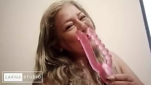Olgun bir sarışının seks oyuncağını amında nasıl kullandığını görmek istiyorsun