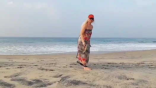 Olgun sarışın eş çorapla seksin tadını çıkarıyor