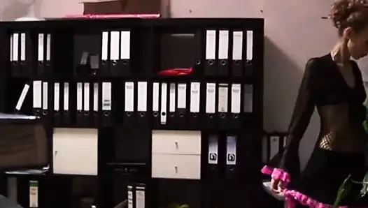 güzel anoreksik sekreter