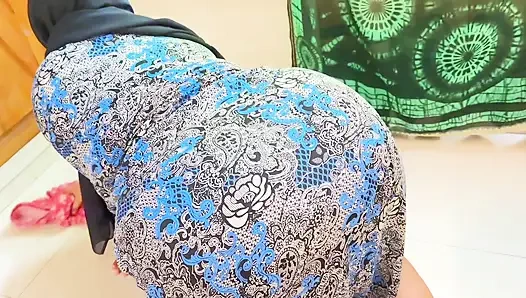 Büyük götlü seksi desi hizmetçi yatağın altında sıkıştı