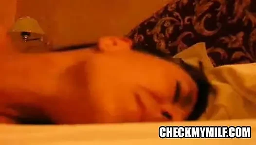 Orta yaşlı seksi kadın domalarak sikiliyor