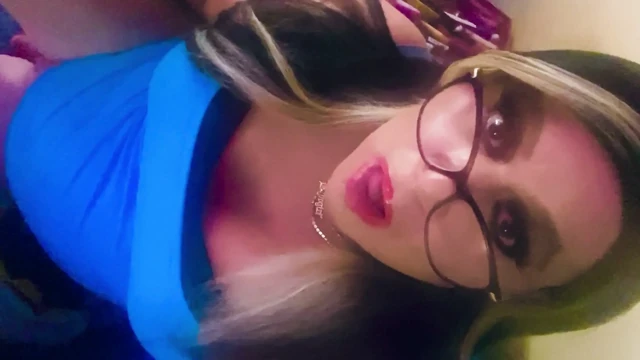 Krissy Sweets onun yarağını okşuyor