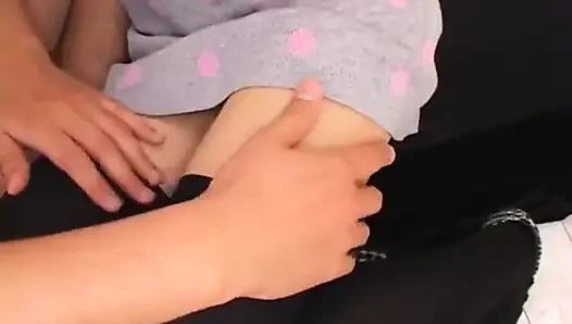 Yuki takarabe'nin narin kıvrımları ve oyuncu mini etek baştan çıkarma bölüm 6