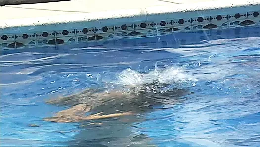 Havuzda ateşli lezbiyen seks! Boşalana kadar amımı yalıyor