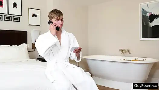 Dillon ağzıyla Darron'un yarağına masaj yapıyor