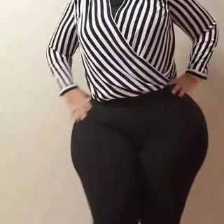 Şişman götlü orta yaşlı seksi kadın kalçaları