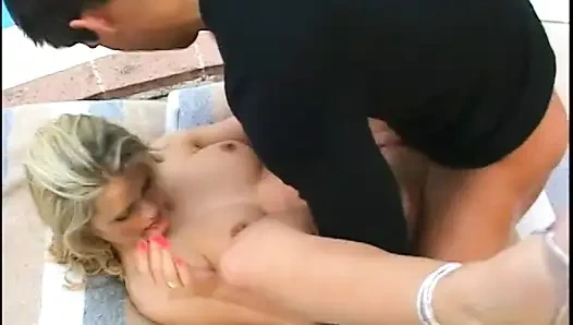 Seksi sürtükler bir adamı büyük yarakla paylaşıyor ve sikişten sonra havuzun yanında döl yutuyor