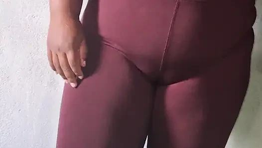 Arkadaşımın ateşli annesi spor salonuna gitmek için tayt giyiyor