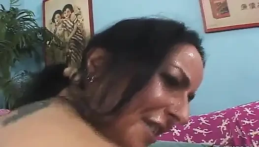 Dövmeli orta yaşlı seksi kadın büyük yaraklı bir adama binerken fışkırtıyor