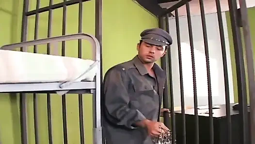 Hapiste Sıkışmış Orospularla Sert Üçlü