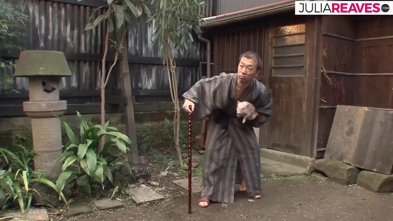 Asian housewife with hairy pussy makes her first sex tape