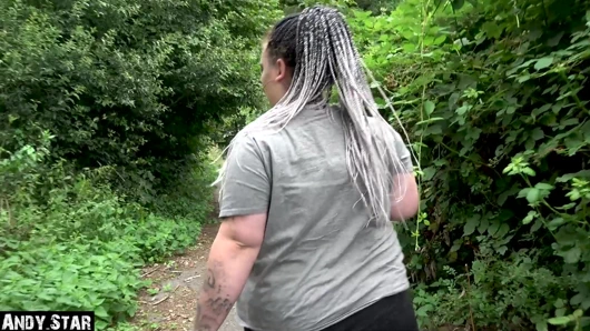 Büyük götlü Alman genç kız işiyor ve döllendikten sonra açık havada sikiliyor