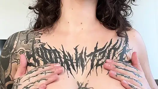 Ateşli kırmızı tulum koşumlu kız topuklu ayakkabılarla bacaklarını, göğüslerini ve götünü azdırıyor