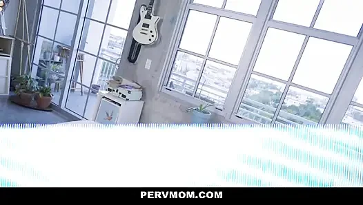 Seksi üvey anne Janna Hicks üvey oğlunun büyük yarağını alıyor