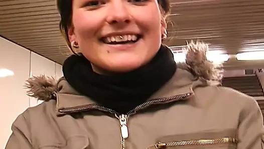 Kısa saçlı Alman sürtük hoş ona deldi kedi içinde the yatak odası