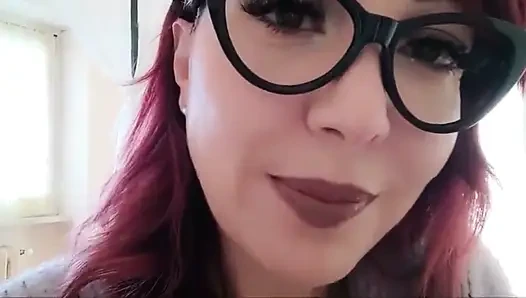 Üvey annemin göğüslerini büyütmesine gerek yok, ama istiyor!