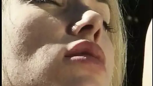 Güneş gözlüklü adam sakso çekiyor ve açık havada yaramaz bir kaltağı sikiyor