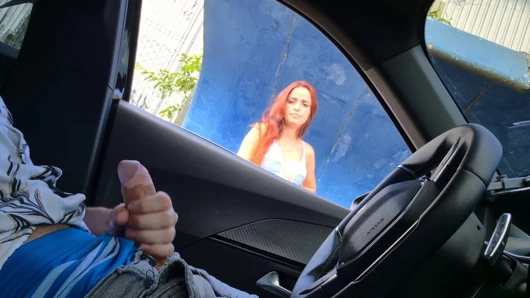 Araba sürerken riskli elle muamele boşalana kadar yarağımı görmek için güzel kızıl saçlıyı aradım!
