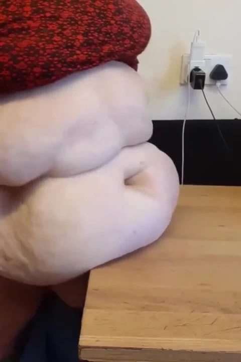 Ss iri güzel kadın masada dünyashakes çarpıyor